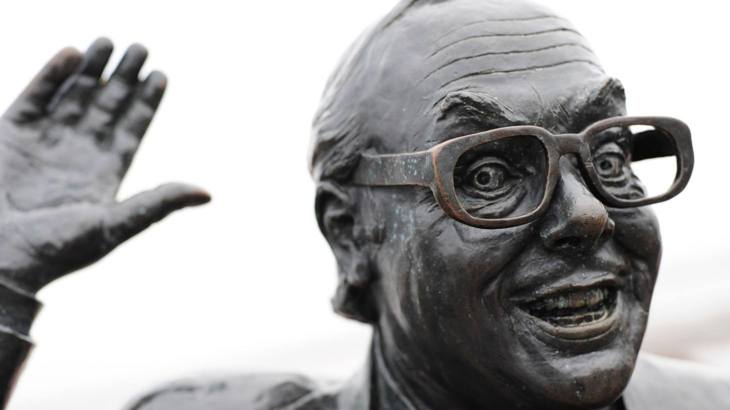 Dark bronze statue of Eric Morcambe 