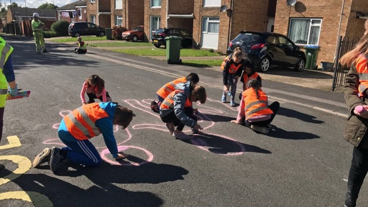 Pupils drawing on the streets to make them cycle friendly 