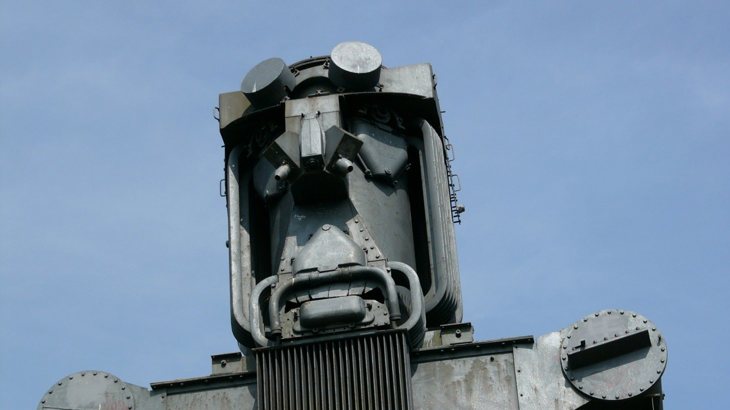 Metal robot sculpture 