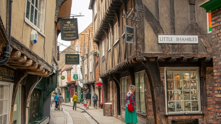 Shambles, York https://commons.wikimedia.org/wiki/File:Shambles_shopper_8686.jpg