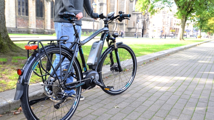 E-bike with battery on down tube